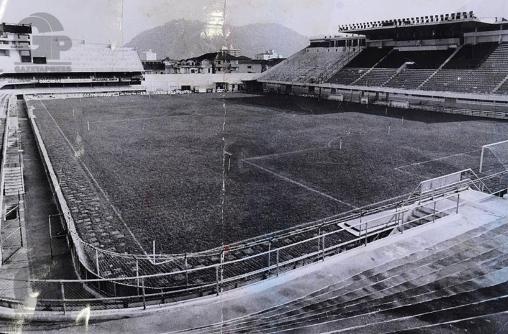 Estádio Vila Belmiro em fotografia histórica, palco das maiores transferências da história do futebol